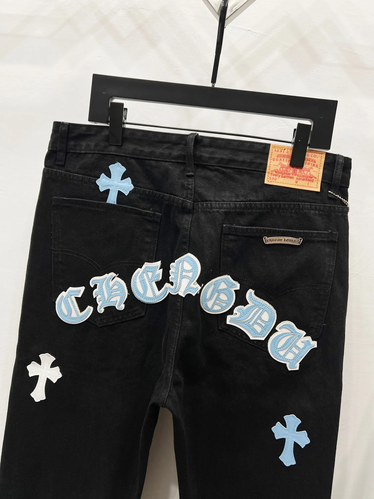 P260 Style number: (K650) Style number: (K550) Chrome Hearts & Chrome Hearts CH city limited series Sanskrit cross patch leather jeans need to be washed and then disassembled and hand-sewn sheepskin cross leather is then spliced ​​to complete. The whole piece requires too much craftsmanship to explain. The texture can be seen in the hand, and it looks good. The styles with different washed textures are very friendly to people with thin legs and thick legs. The straight version is very flattering to the leg shape. The moderate length is timeless and can be matched easily and casually. It is the basic styling foundation for various styles and is a must-have in the wardrobe! The fabric is stiff but also makes the upper body soft without losing texture. The washing process is even more perfect. It is a must-have item for everyone! ! ! Washed wheat, hang tag, pants label, three labels are complete, the upper body effect is particularly stiff and stylish, super stylish, same style for men and women - Color: Size: 28 30 32 34